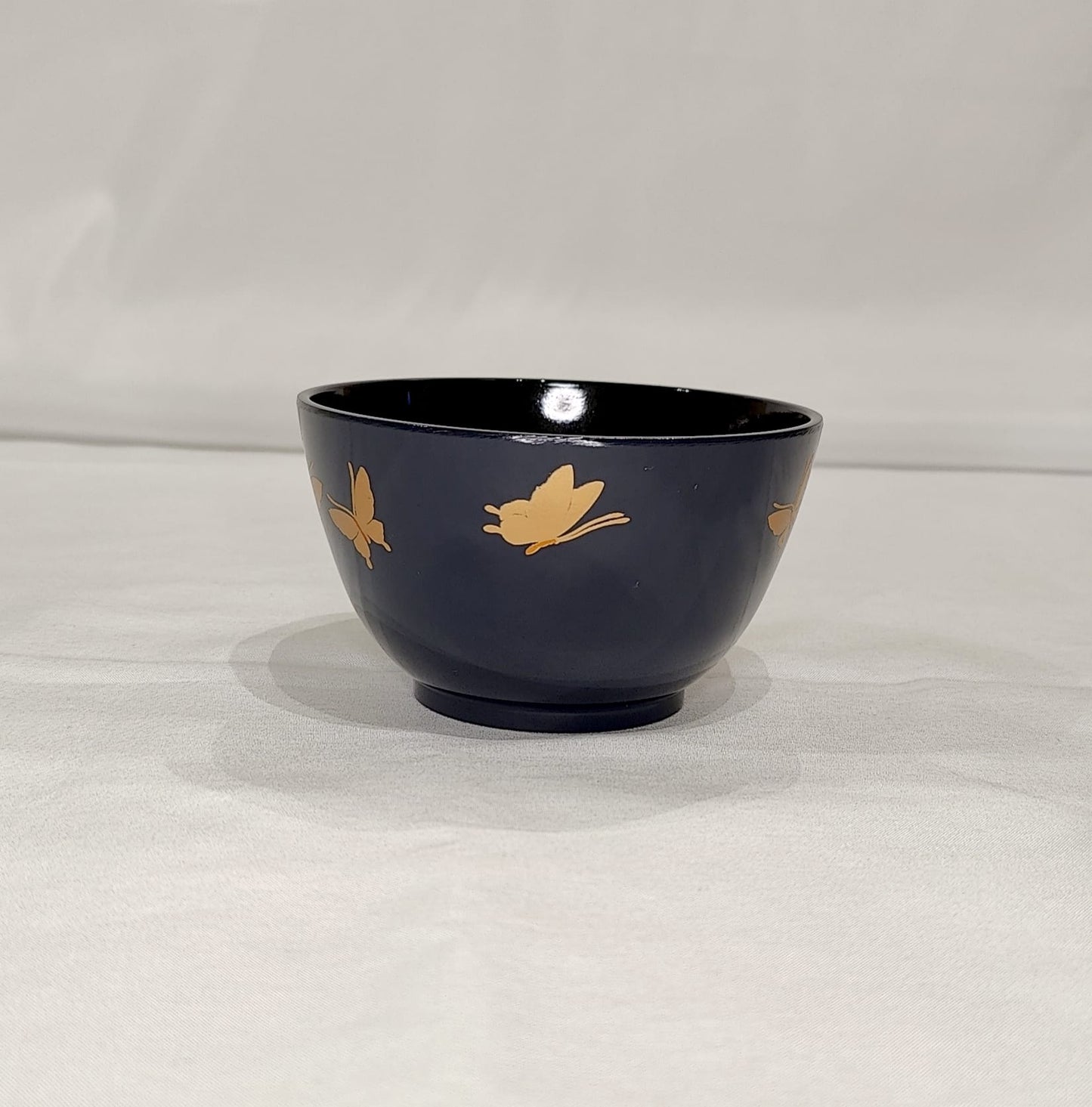 Bol japonais noir avec motifs de papillons dorés