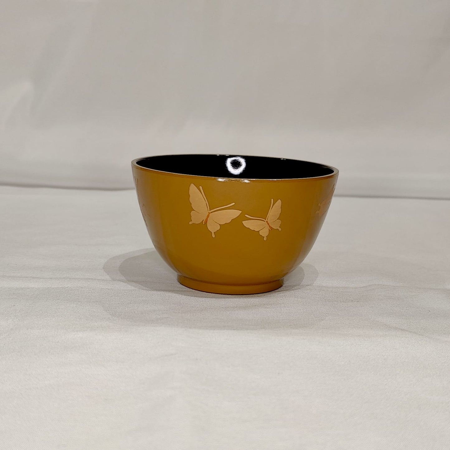 Bol japonais jaune moutarde avec motifs de papillons dorés et intérieur noir