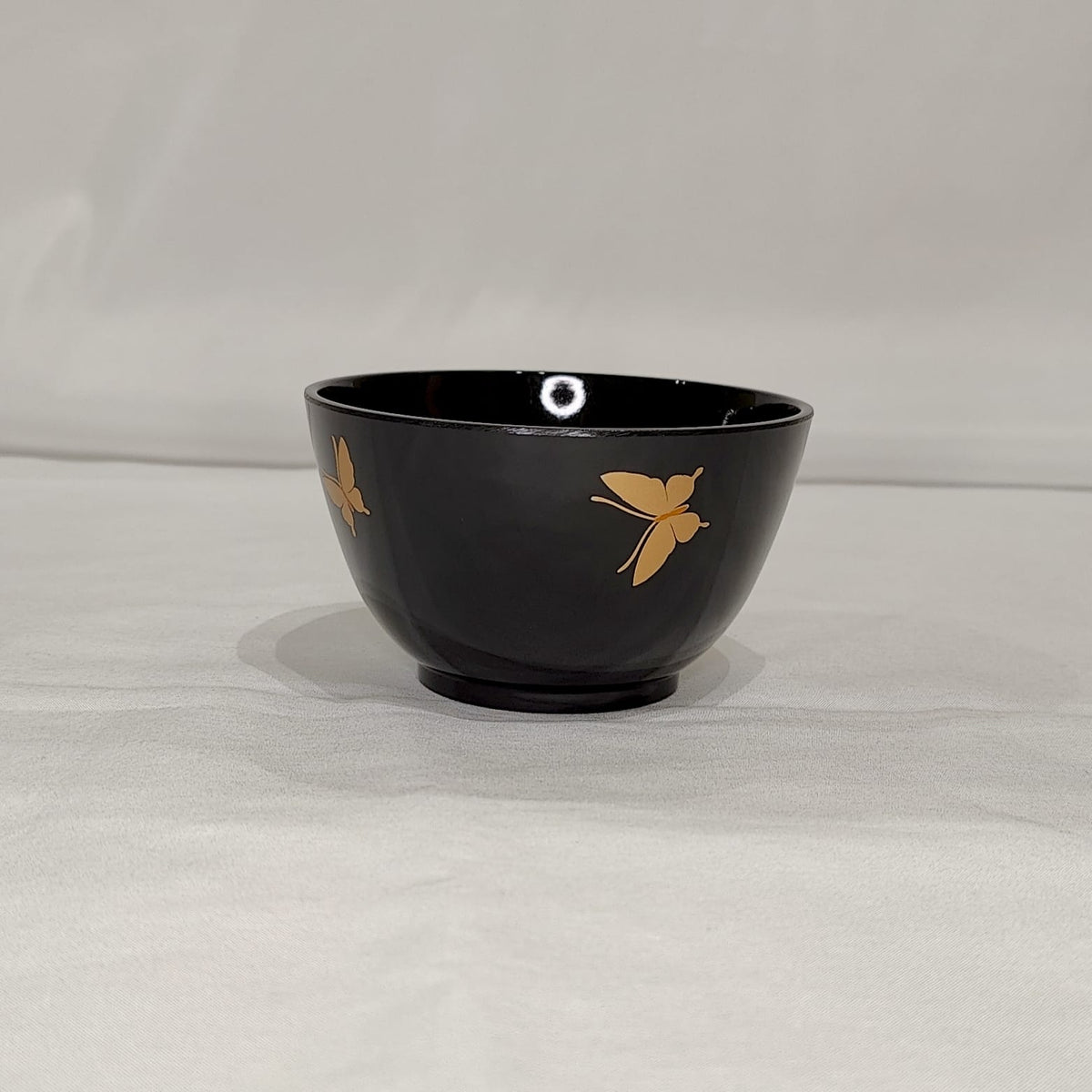 Bol japonais noir avec motifs de papillons dorés