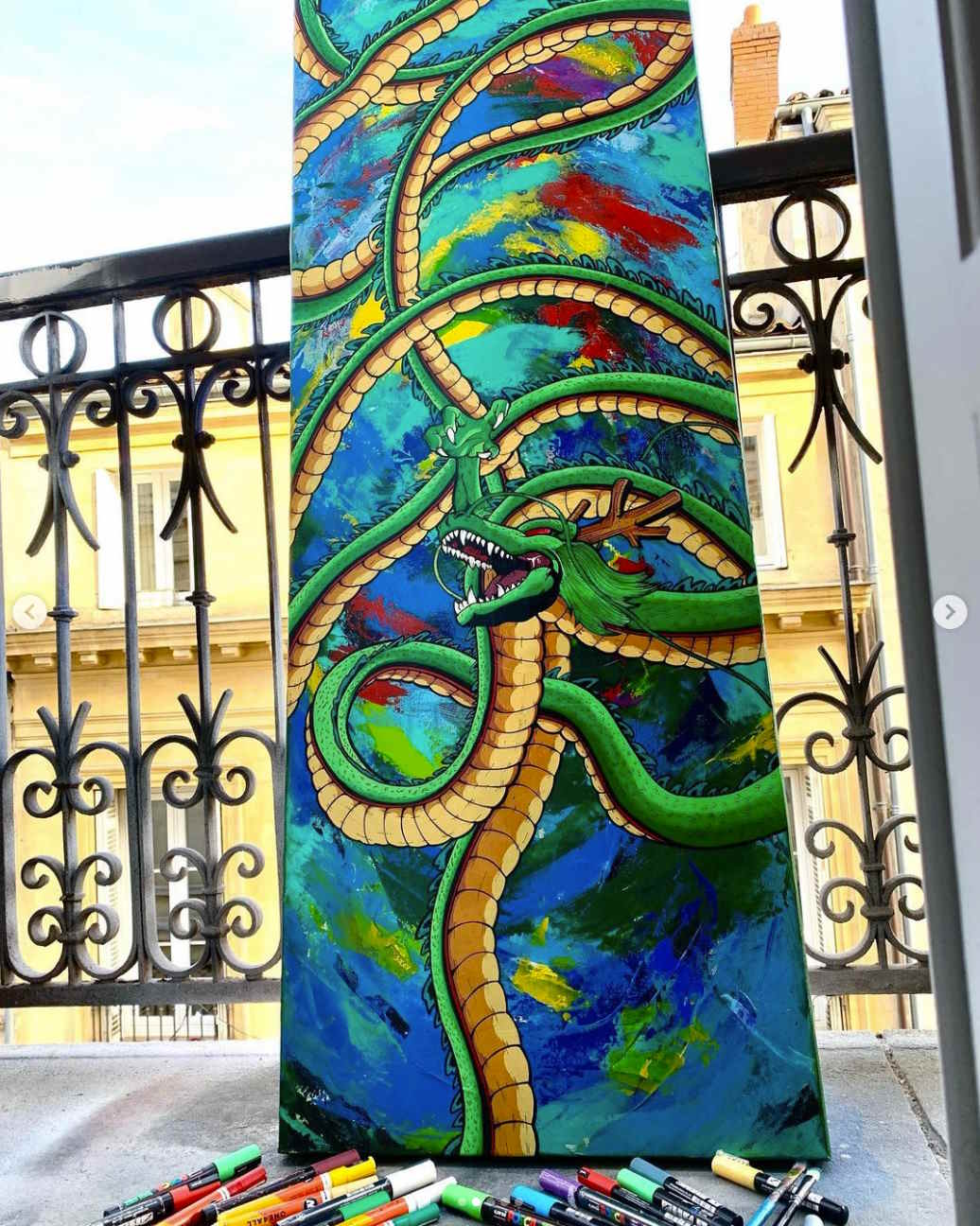 Peinture colorée d'un dragon japonais stylisé sur toile verticale.