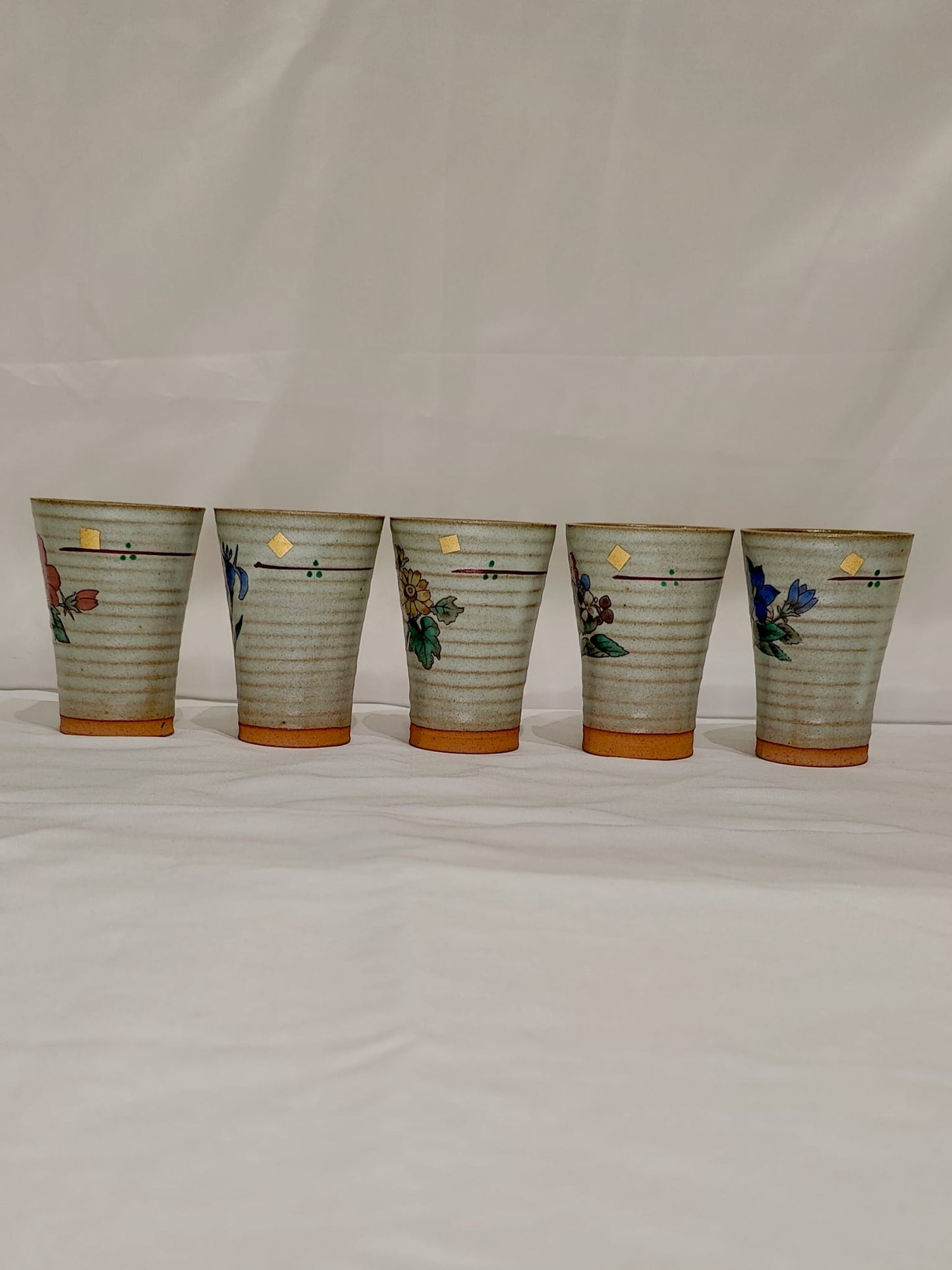 Set de cinq tasses à saké en céramique japonaise avec motifs floraux colorés