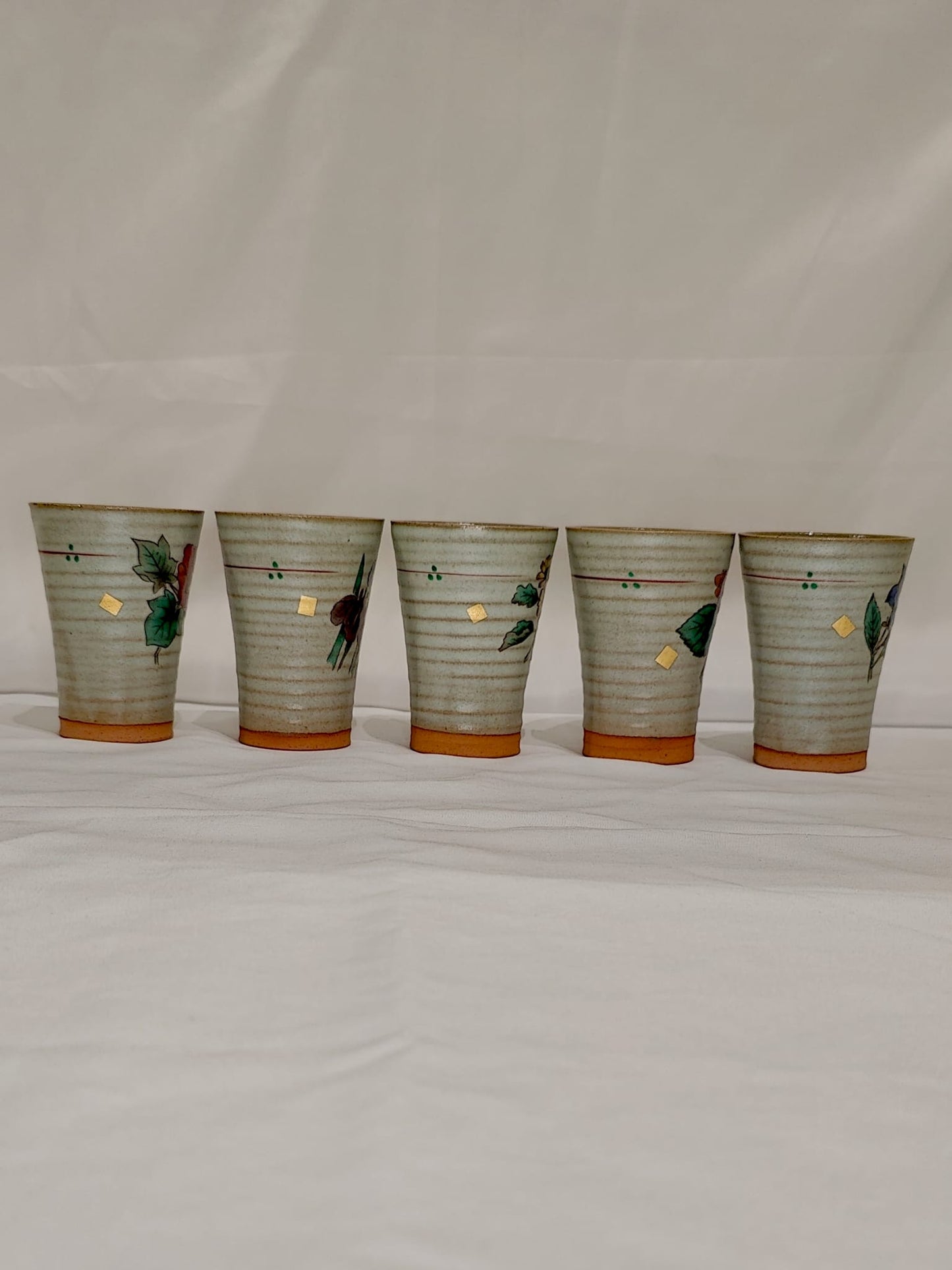 Set de cinq tasses à saké en céramique artisanale japonaise avec motifs floraux