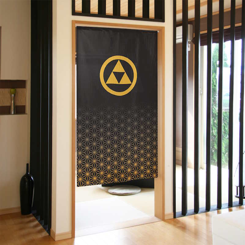 Noren japonais noir avec motif géométrique doré et symbole Triforce