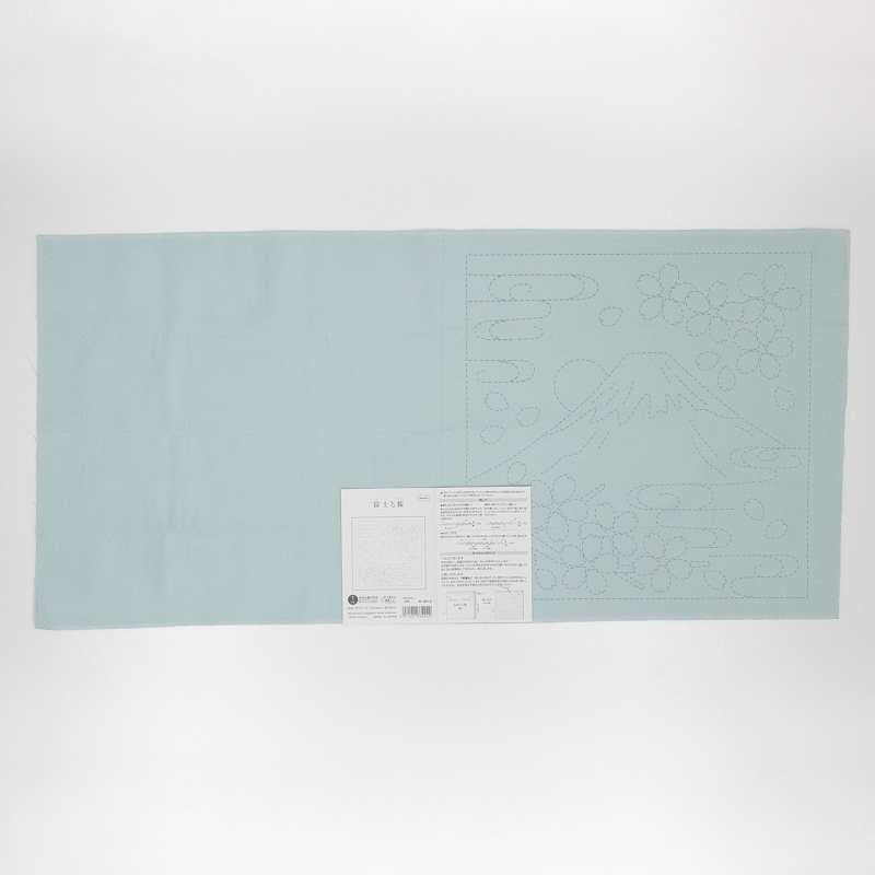 Tissu bleu clair avec motif japonais du mont Fuji et cerisiers à broder.